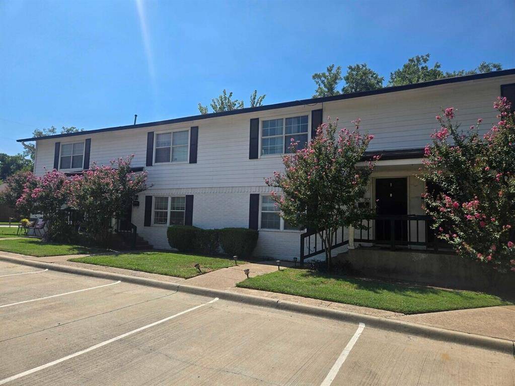 210 Austin Street, Grapevine, TX 76051