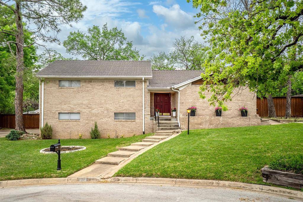 632 Caduceus Court, Hurst, TX 76053