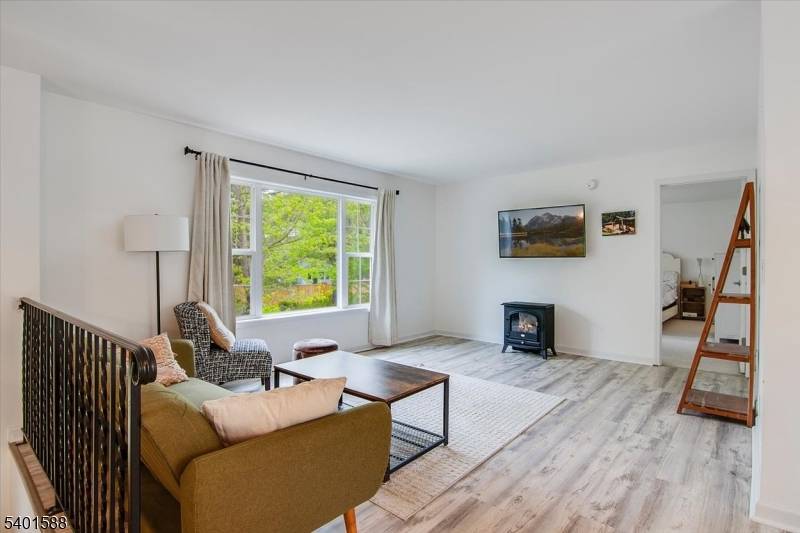 2 Oak St, Newton Town, NJ 07860