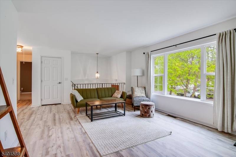 2 Oak St, Newton Town, NJ 07860