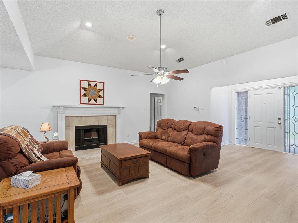 6065 Autumn Hills Drive, Fort Worth, TX 76140