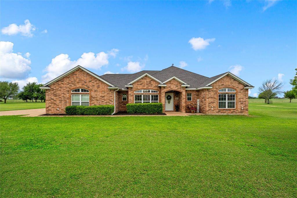 330 N Quail Run Drive, West, TX 76691