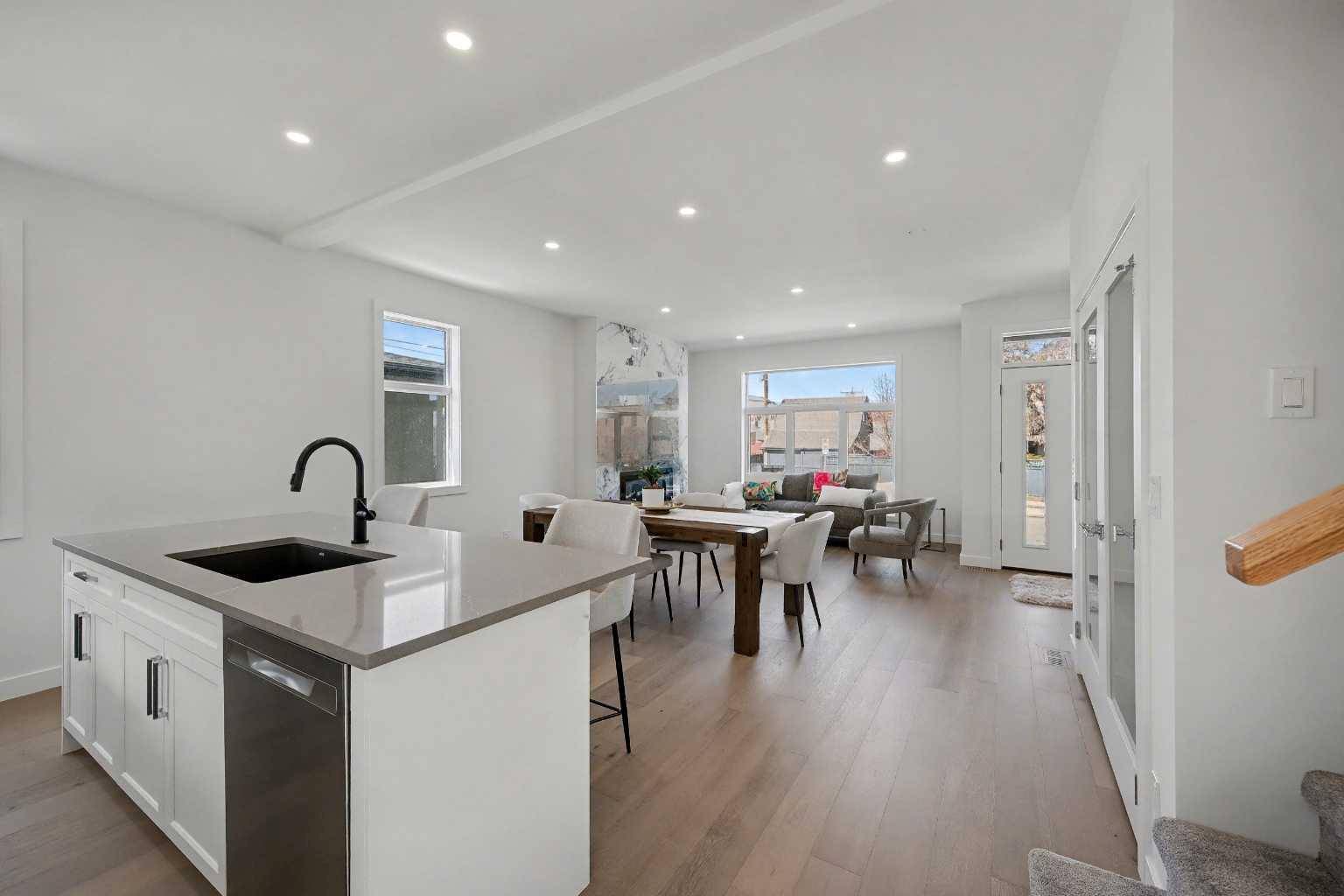 753 Centre AVE NE, Calgary, AB T2E4B6