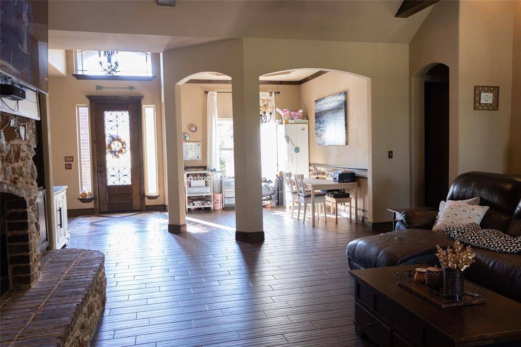 108 Oak Creek Drive, Springtown, TX 76082