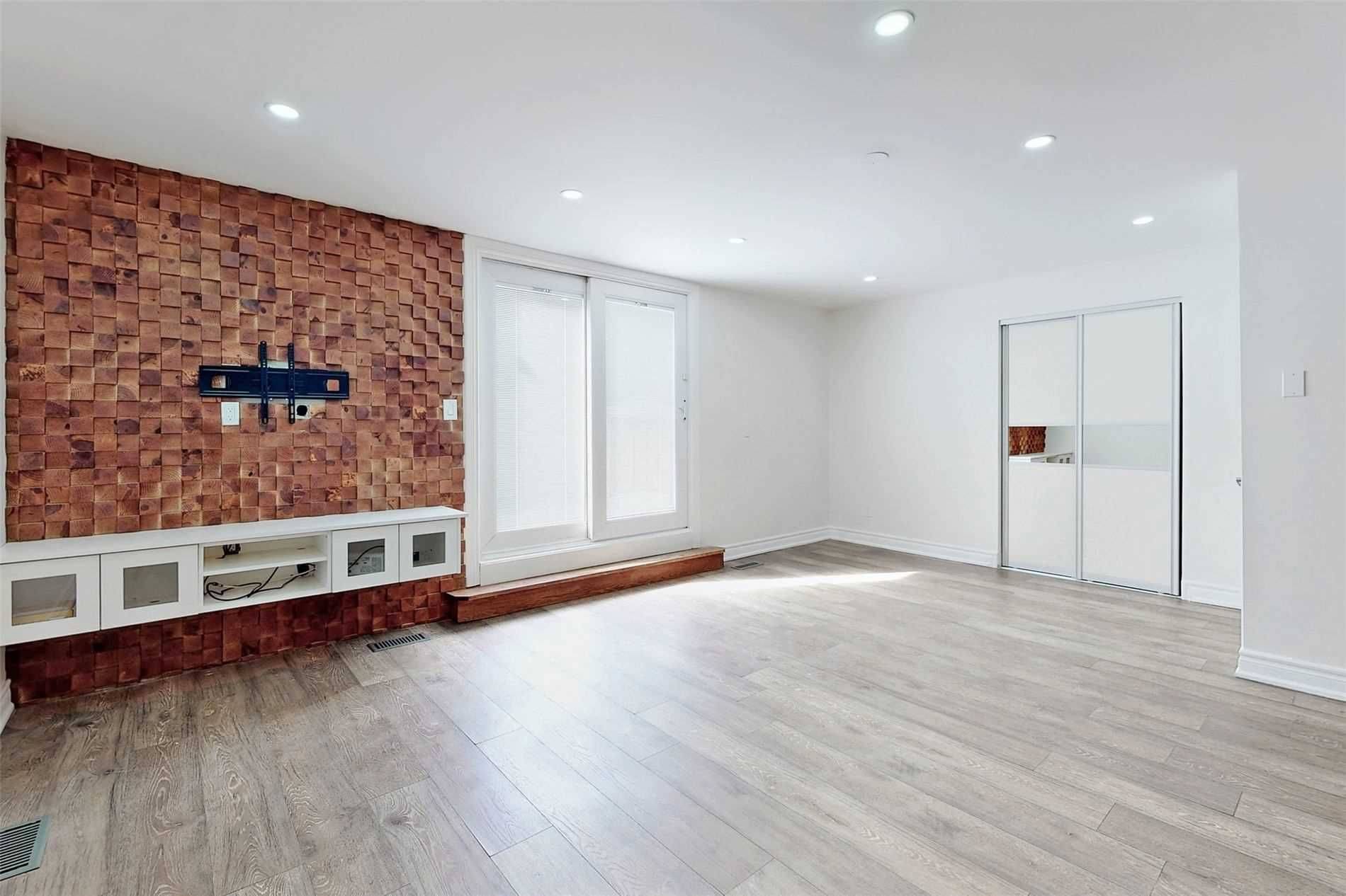 218 Harmony RD N, Oshawa, ON L1G 6L5