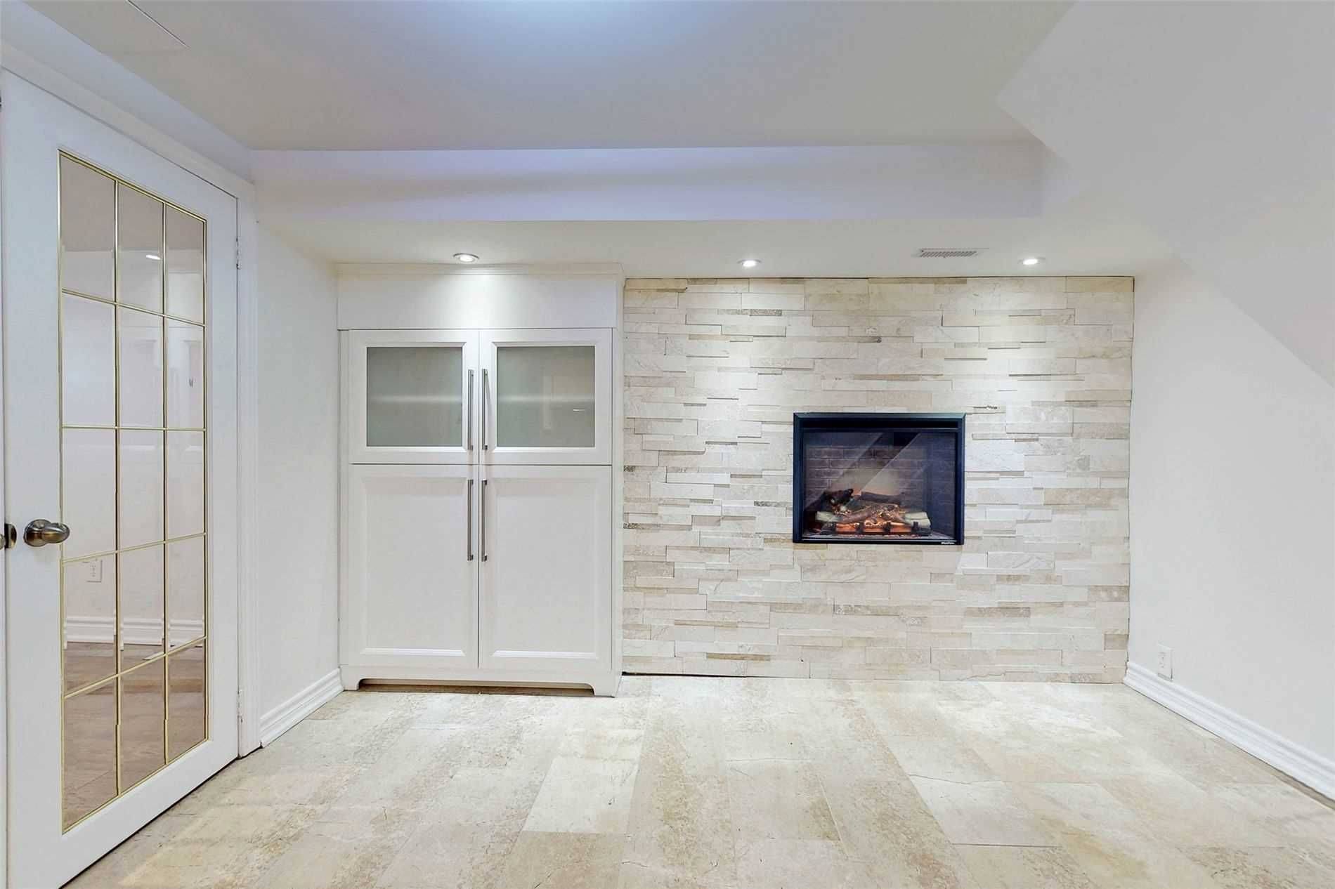 218 Harmony RD N, Oshawa, ON L1G 6L5