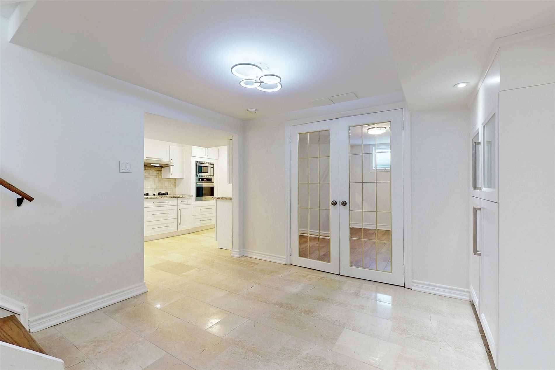 218 Harmony RD N, Oshawa, ON L1G 6L5