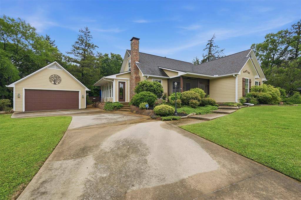 621 Kiowa Drive E, Lake Kiowa, TX 76240