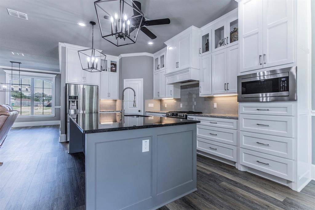 233 Fox Run Lane, Robinson, TX 76706