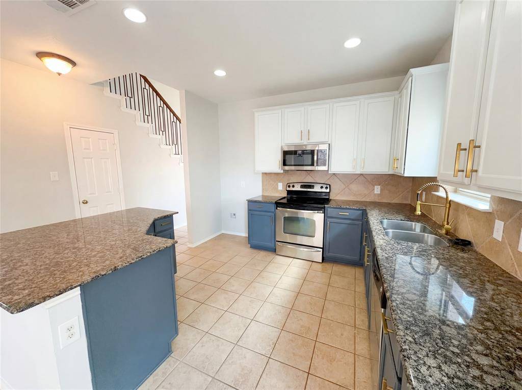 8925 Brook Hill Lane, Fort Worth, TX 76244