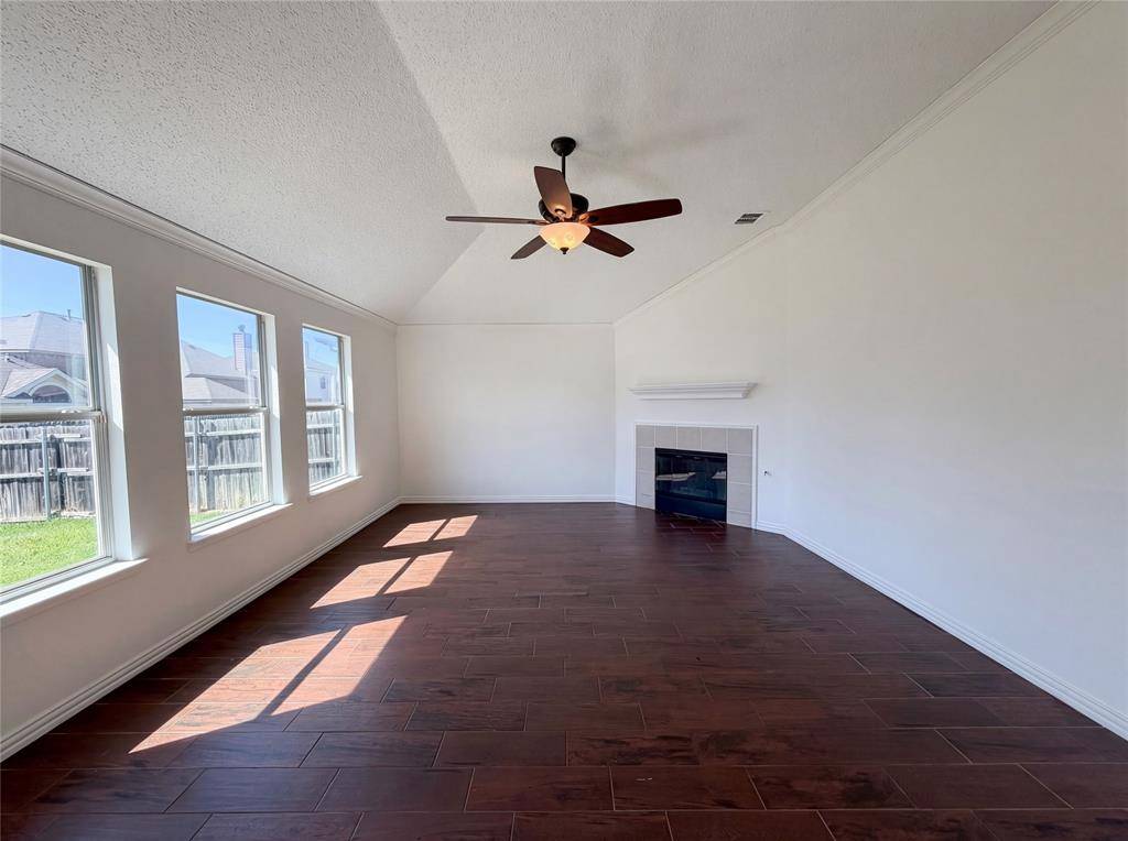 501 W Clover Park Drive, Fort Worth, TX 76140