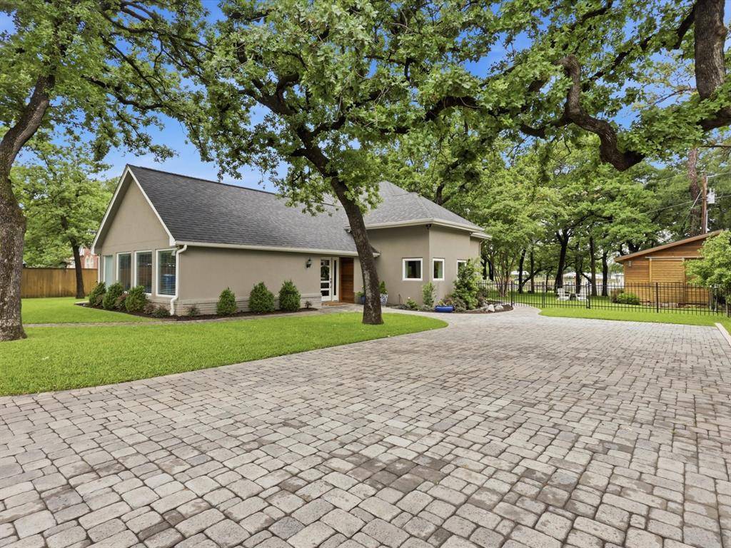 11761 Oakwood Lane, Fort Worth, TX 76179