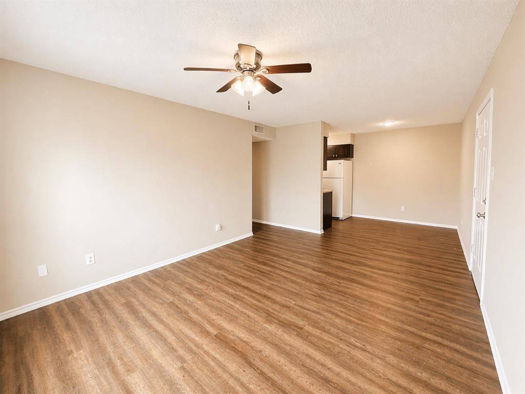 319 SE 3rd Street #104, Grand Prairie, TX 75051