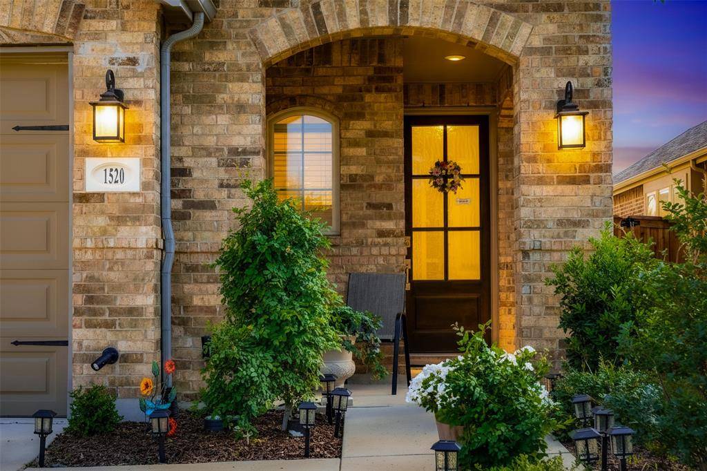 1520 Gelding Drive, Aubrey, TX 76227