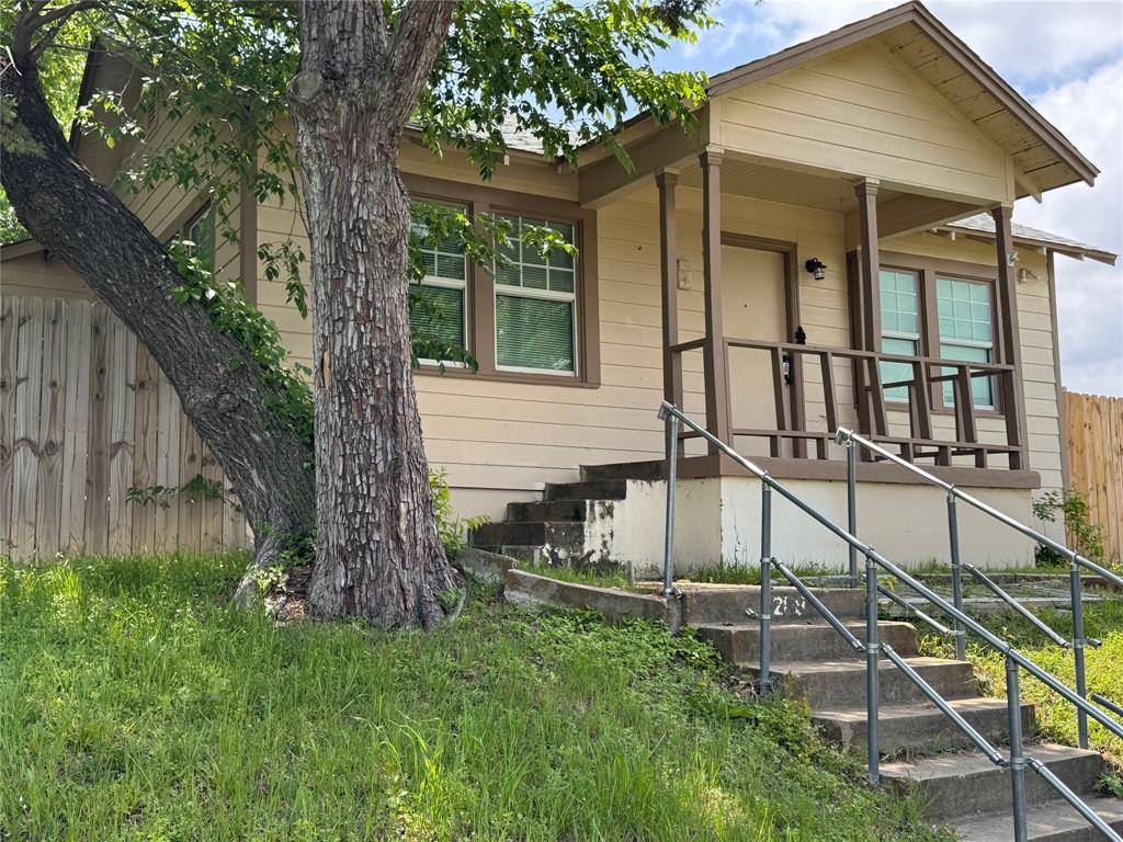 1208 E Magnolia Avenue, Fort Worth, TX 76104
