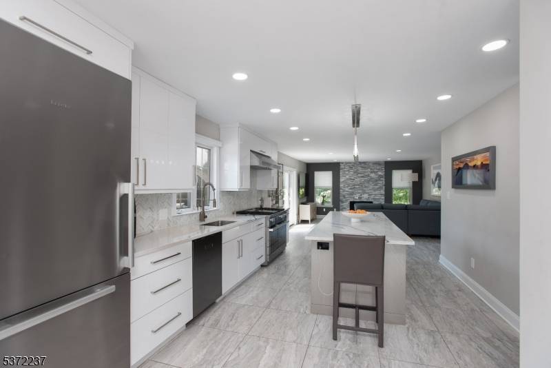 7 Beechwood Ter, Green Brook Twp., NJ 08812