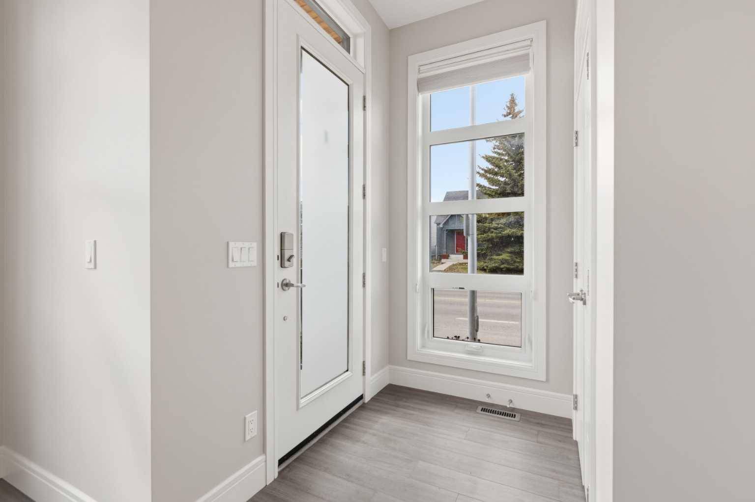 2052 46 AVE SW, Calgary, AB T2T 2R9