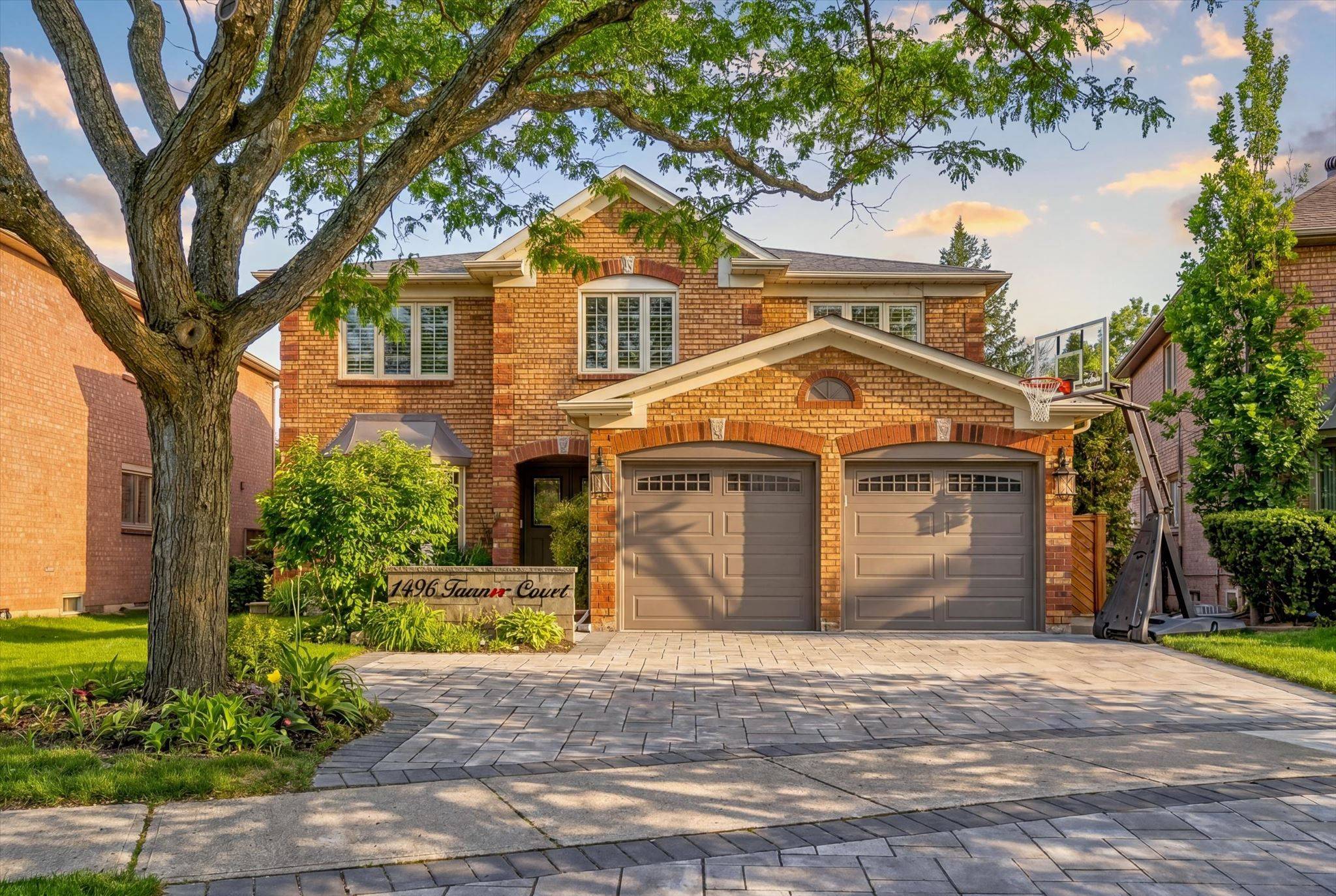 1496 Tanner CT, Oakville, ON L6M 2Z3
