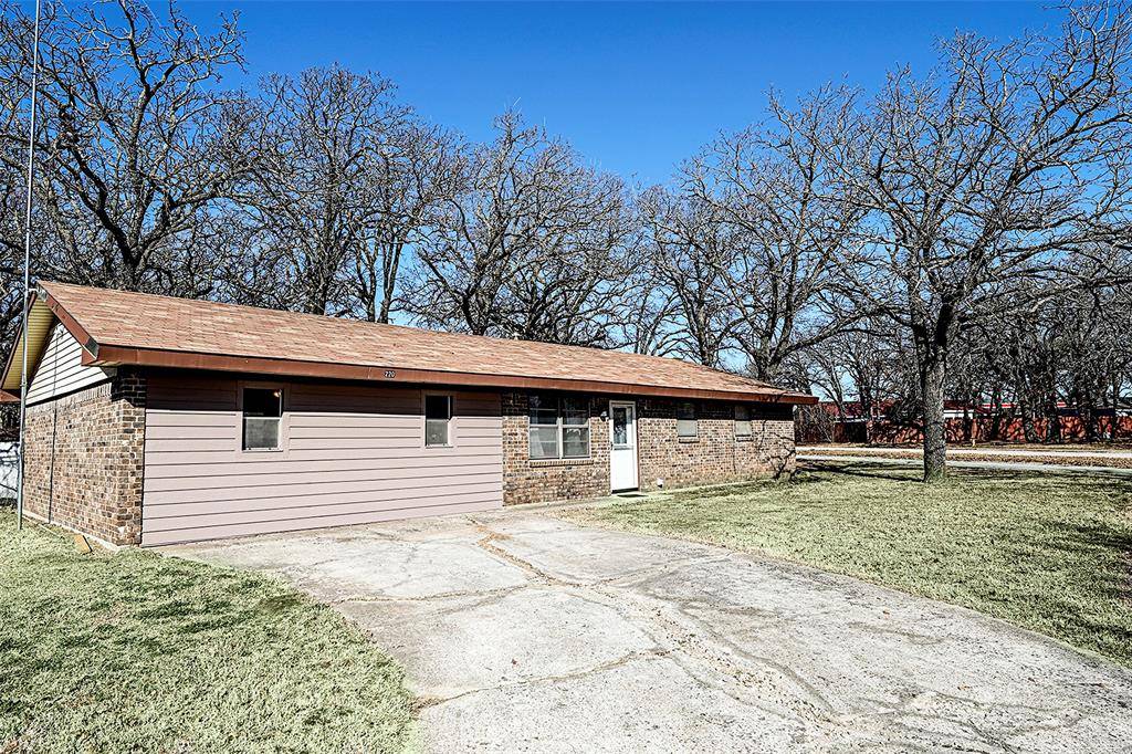 220 Tanglewood Street, Bowie, TX 76230