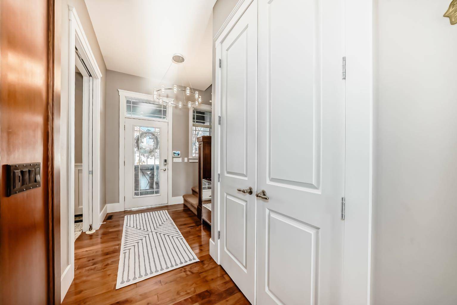 22 Angle ST SW, Calgary, AB T3E 0V6