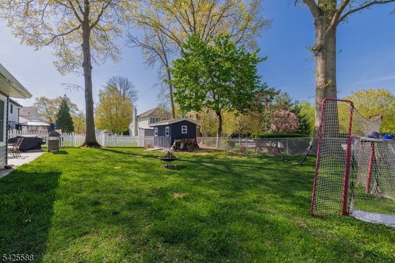 27 Schuyler Dr, Clark Twp., NJ 07066