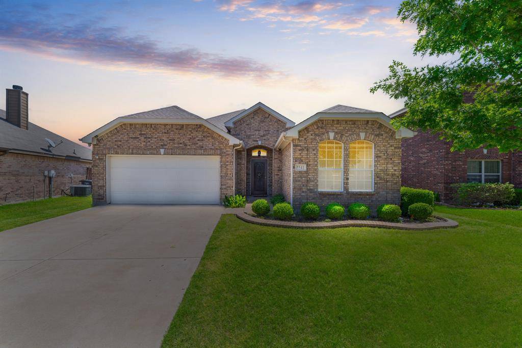 5541 Grenada Drive, Fort Worth, TX 76119