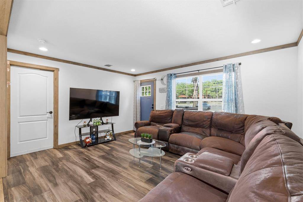 1334 E Woods Drive, Kemp, TX 75143