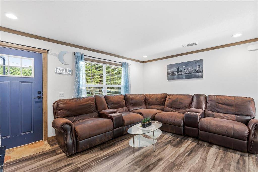 1334 E Woods Drive, Kemp, TX 75143