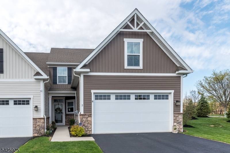 2 Sharp Shinned Ct, Washington Twp., NJ 07882