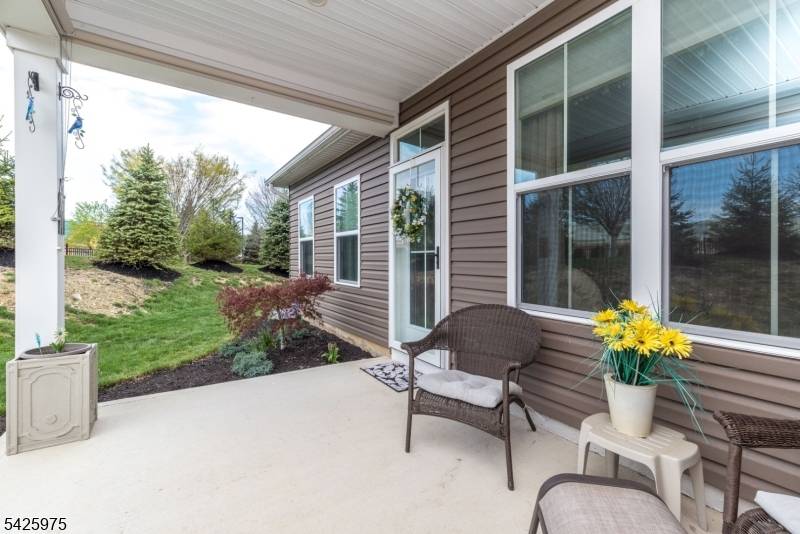 2 Sharp Shinned Ct, Washington Twp., NJ 07882