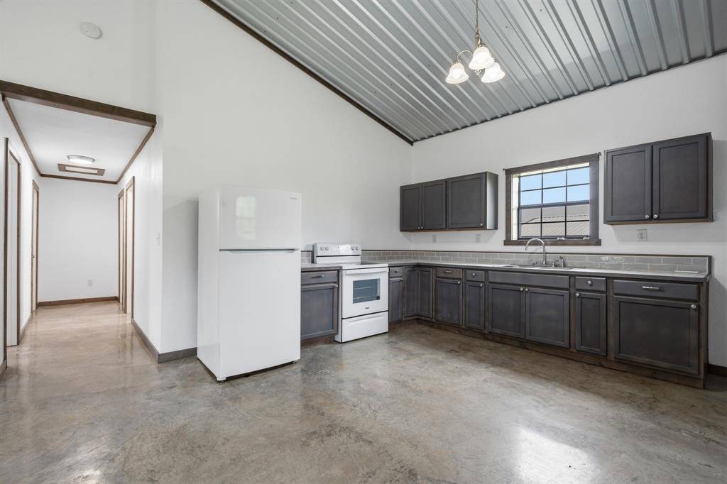 321 Avenue B #B, Walnut Springs, TX 76690