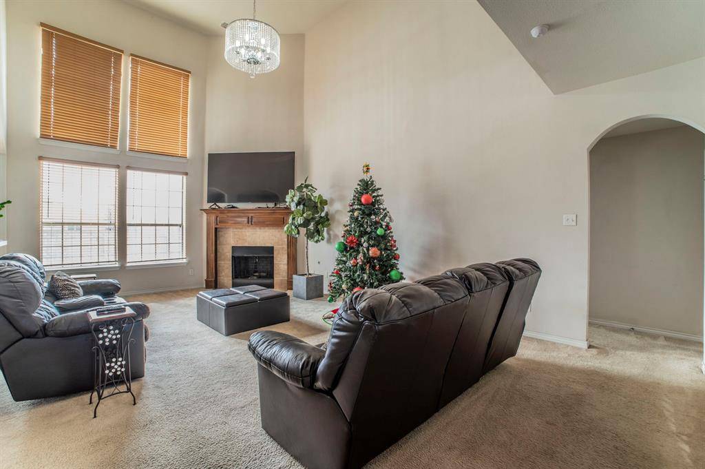 317 Crescent Creek Lane, Fort Worth, TX 76140