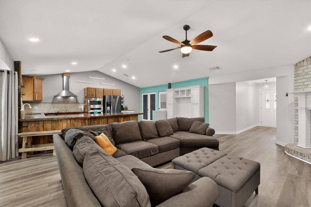 417 Creekmeadow Lane, Lewisville, TX 75067