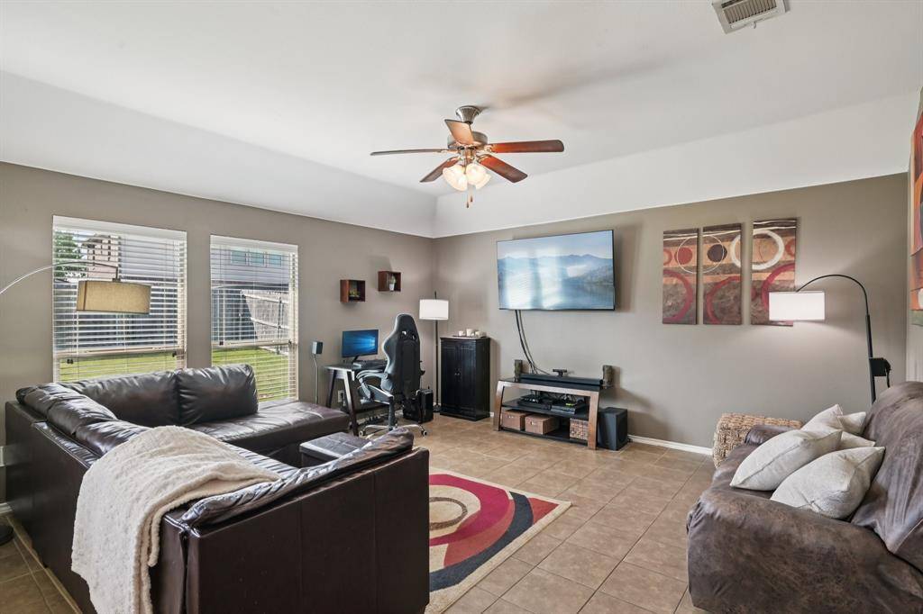 2002 Carriage Road, Heartland, TX 75126