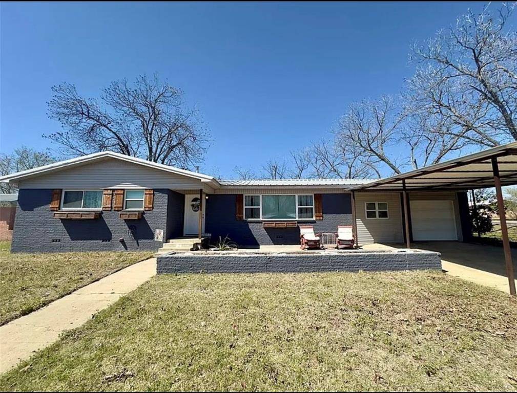 313 Sunset Drive, Comanche, TX 76442