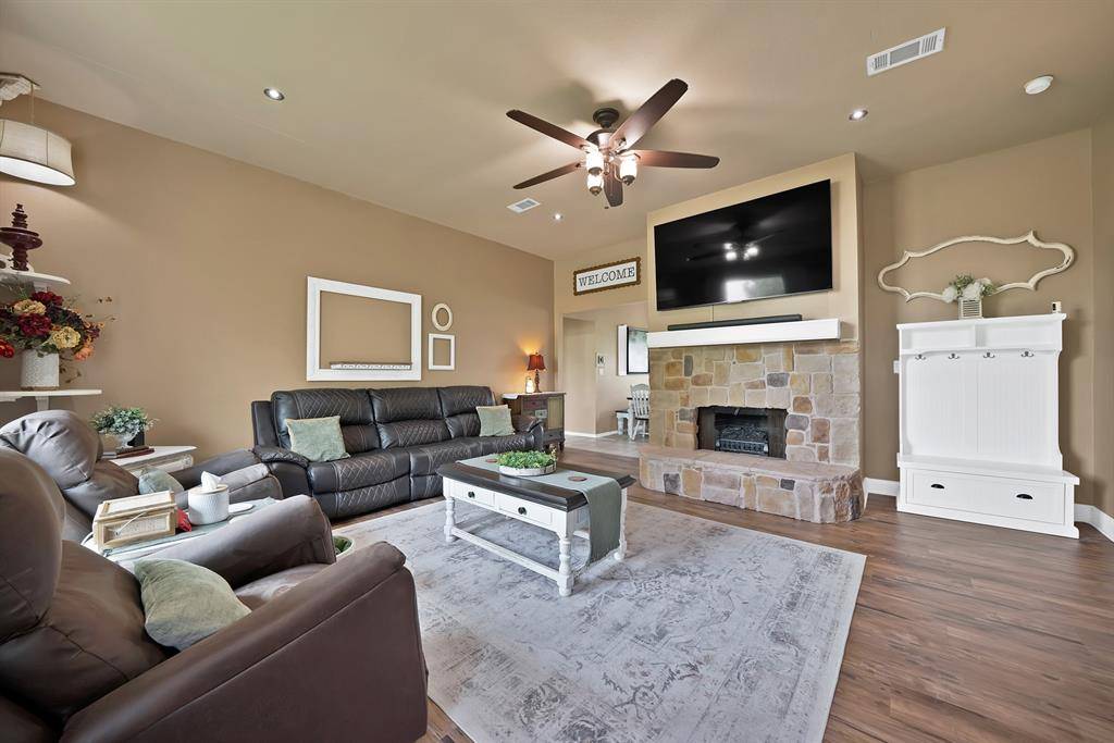 328 E Vaughn Road, Cleburne, TX 76031