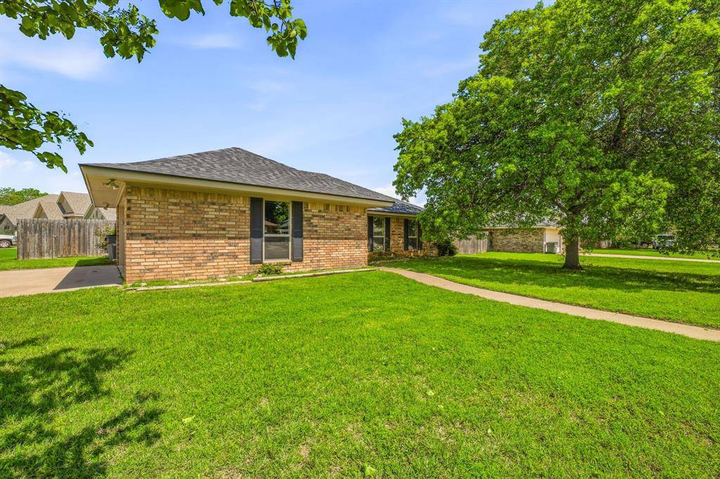 1318 Fairway Drive, Graham, TX 76450