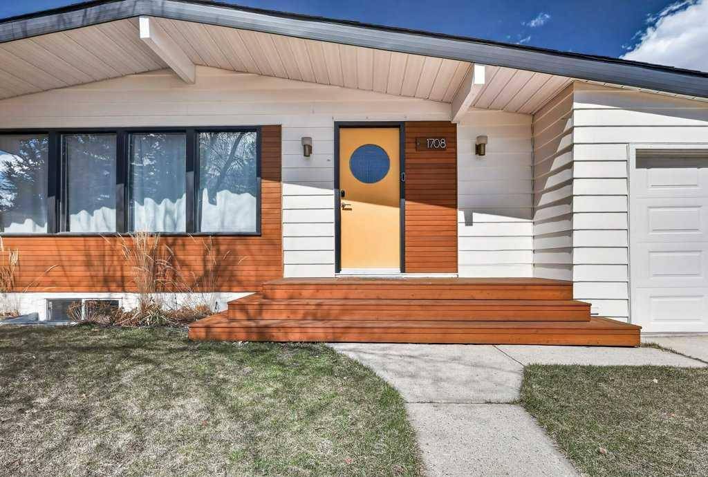 1708 111 AVE SW, Calgary, AB T2W 1R5