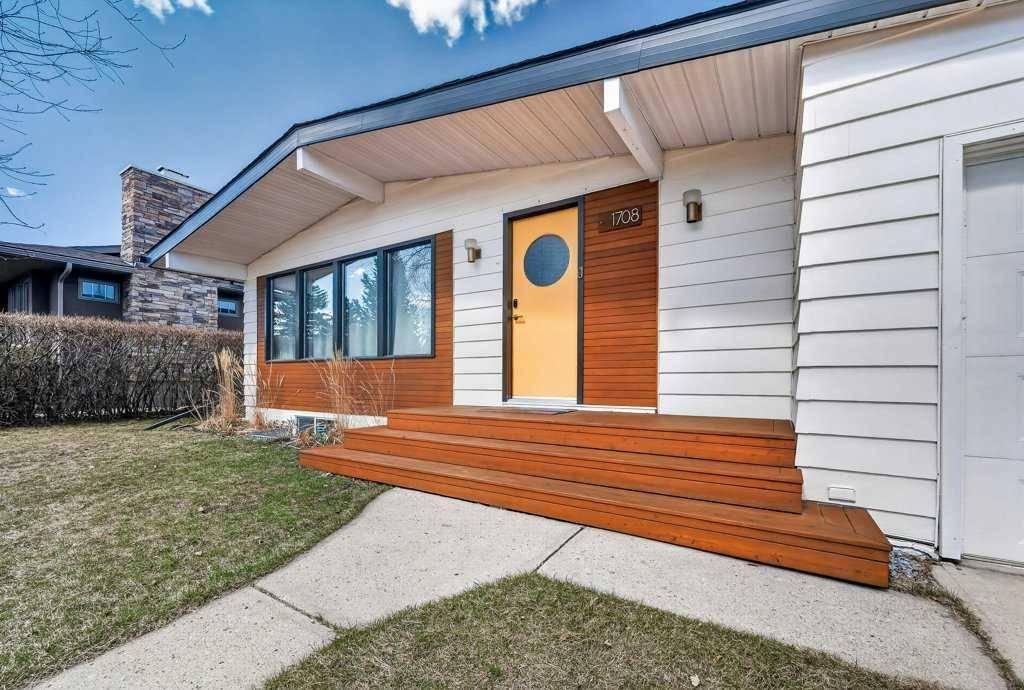 1708 111 AVE SW, Calgary, AB T2W 1R5