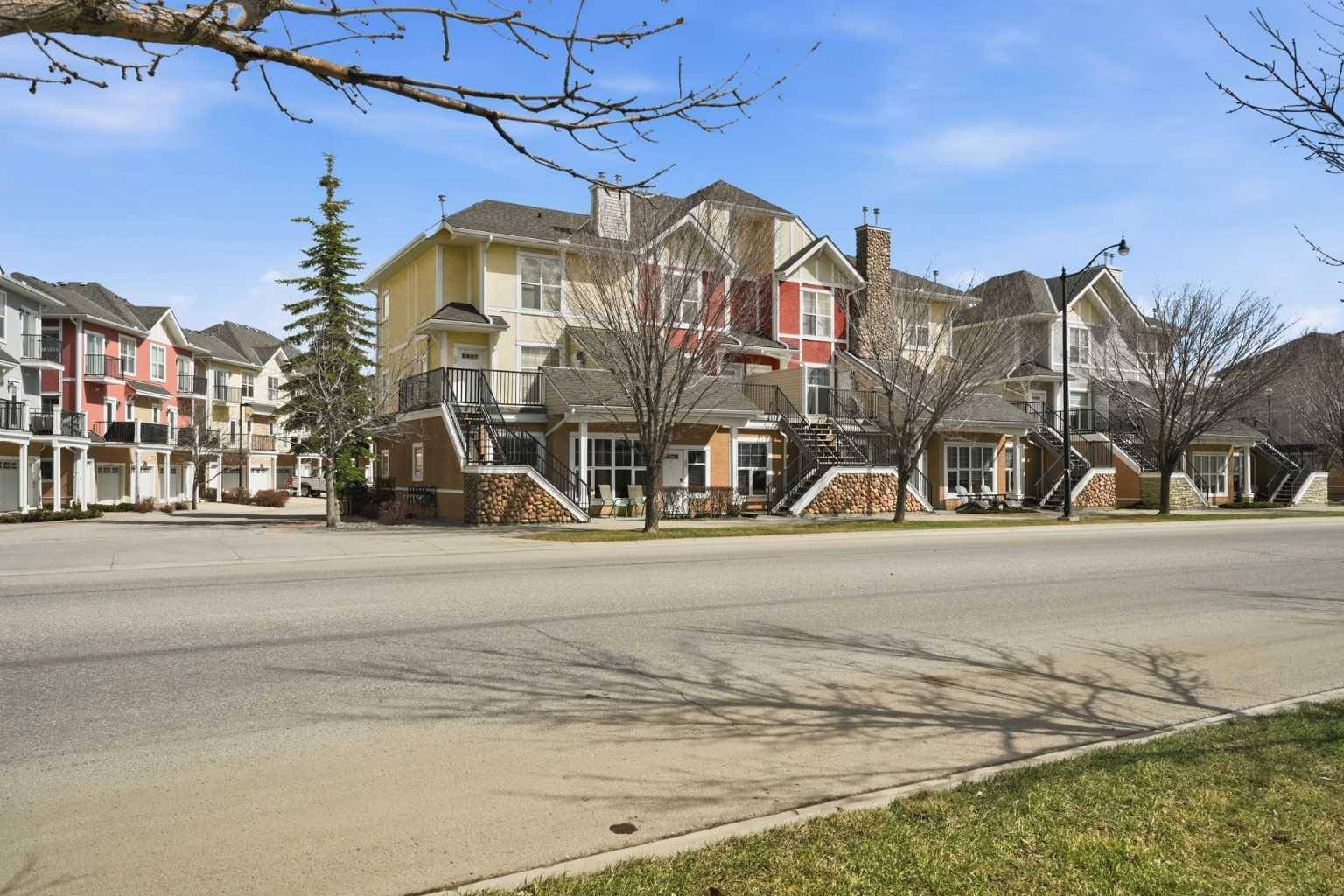 744 73 ST SW, Calgary, AB T3H 5V9