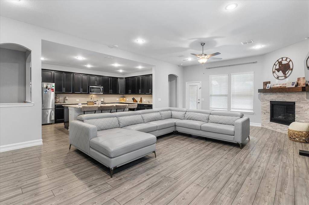 817 Crest Breeze Drive, Fort Worth, TX 76052