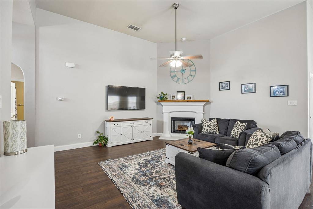 337 Delgany Trail, Fort Worth, TX 76052