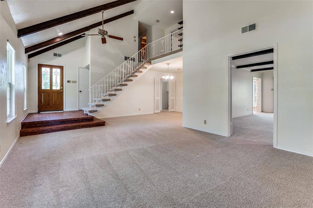 905 Live Oak Lane, Arlington, TX 76012