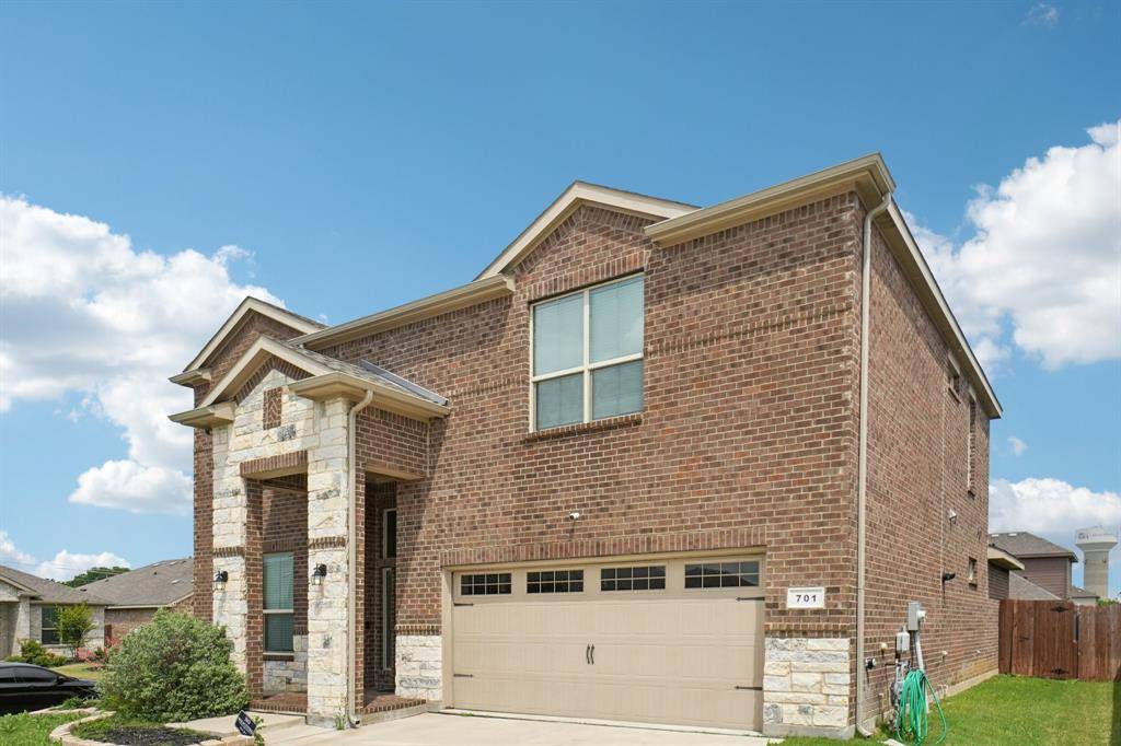 701 Indian Hawthorn Drive, Glenn Heights, TX 75154