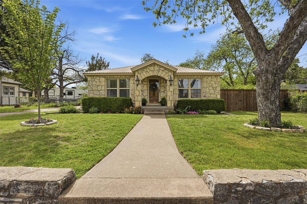 309 N Travis Street, Granbury, TX 76048