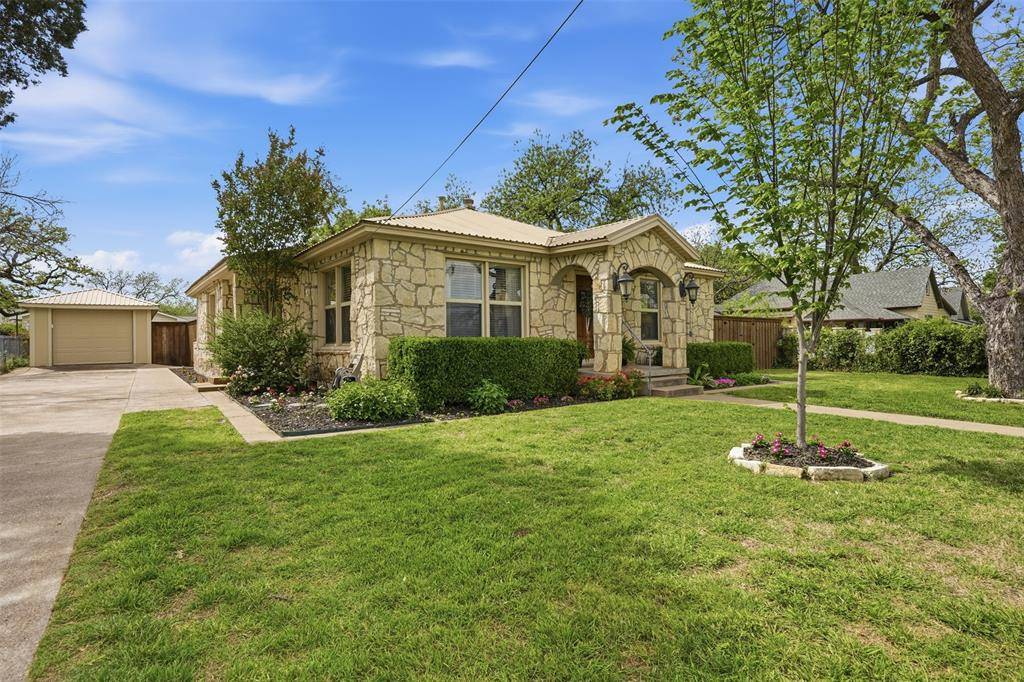 309 N Travis Street, Granbury, TX 76048