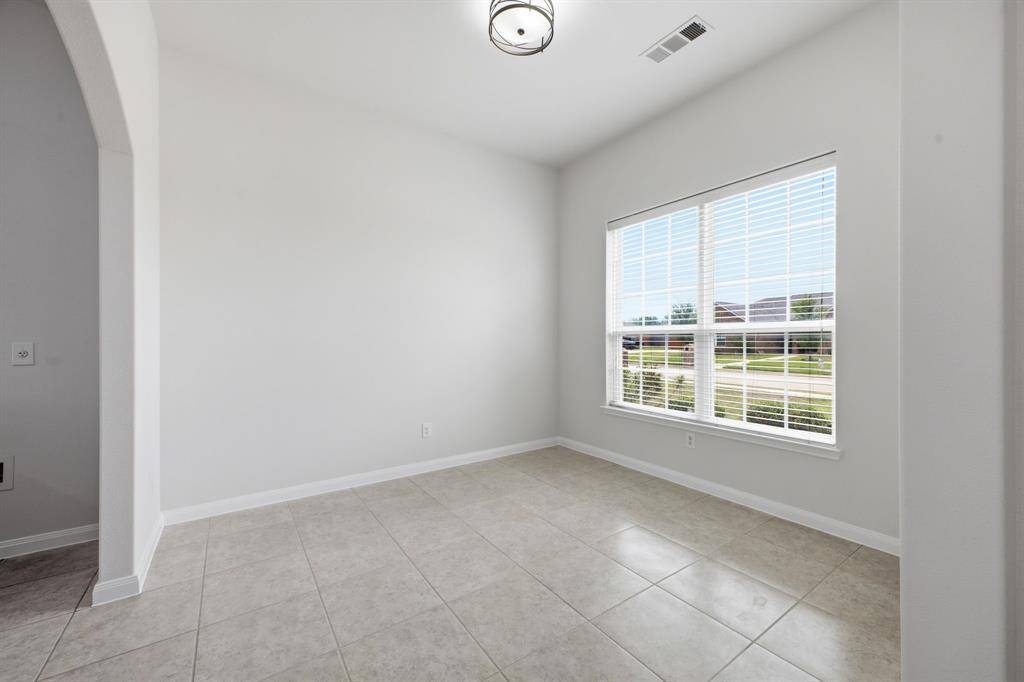 717 Roaring Springs Drive, Glenn Heights, TX 75154