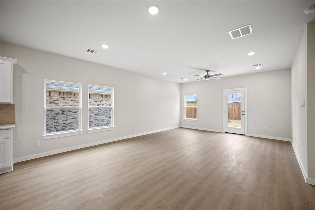 321 Amberville Drive, Red Oak, TX 75154