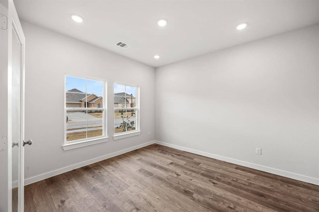 329 Amberville Drive, Red Oak, TX 75154