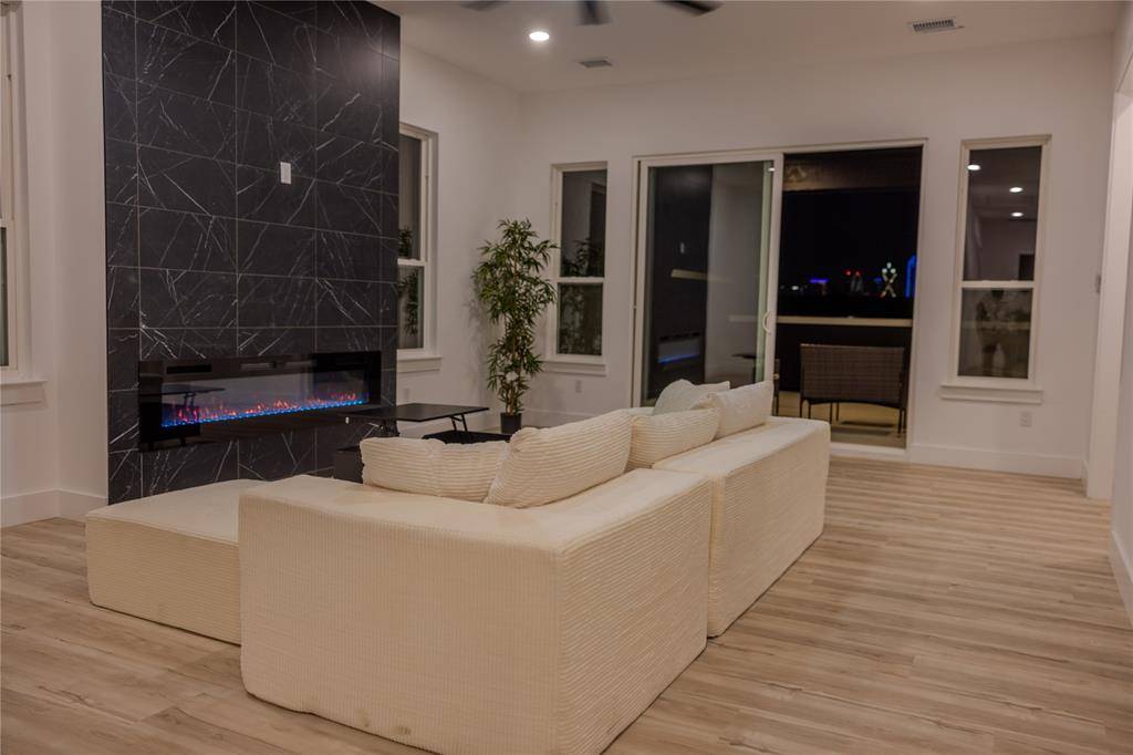 2806 Guymon Street, Dallas, TX 75212